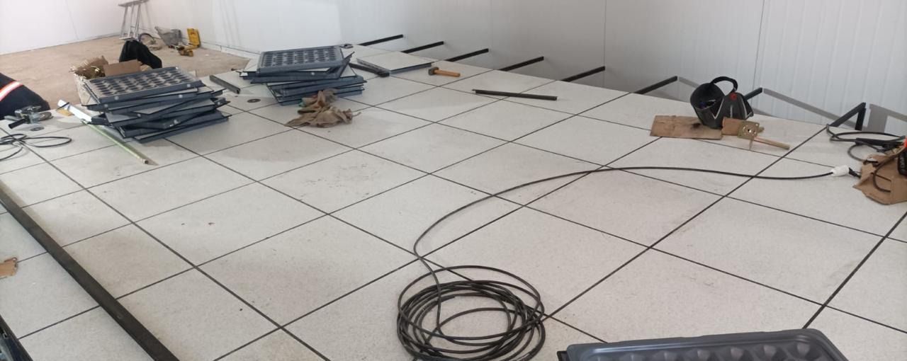 Montaje de piso técnico en proceso de instalación